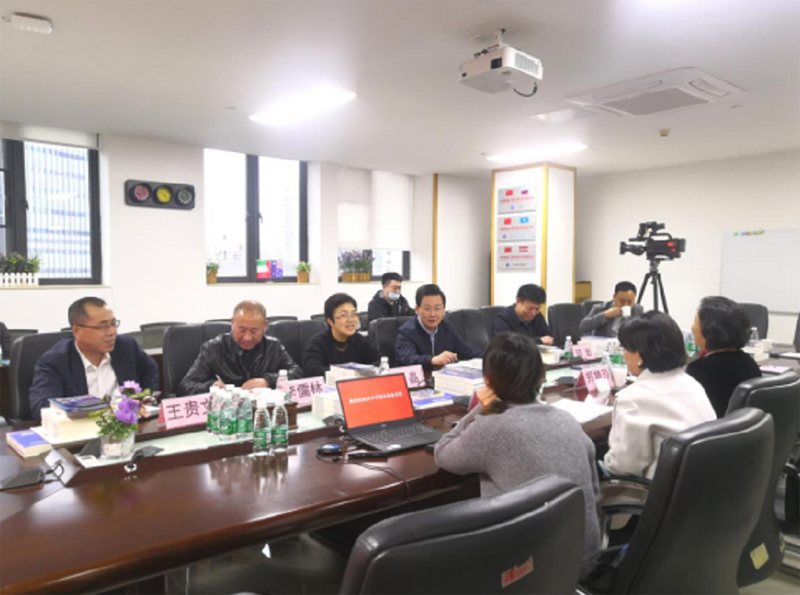 會議交談中.png 會議交談中.png